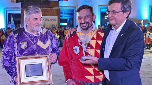 Spettacolo di due ore con gli sbandieratori a Sansepolcro per il compleanno
Spettacolo di due ore con gli sbandieratori a Sansepolcro per il compleanno