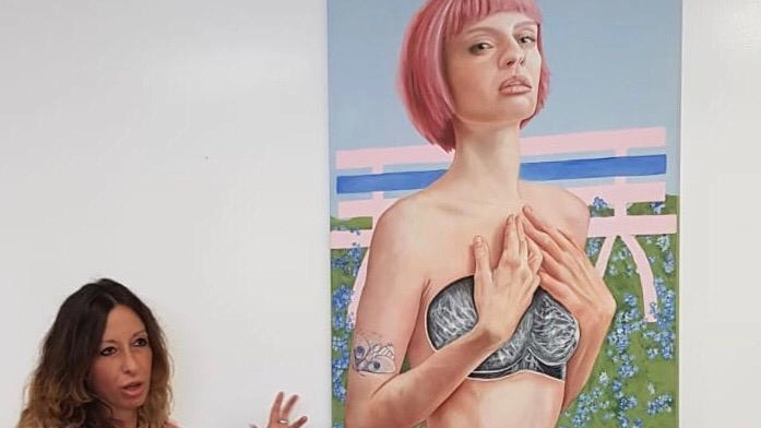 L'artista Laura Correggioli con il dipinto dedicato alla campagna contro il tumore al seno