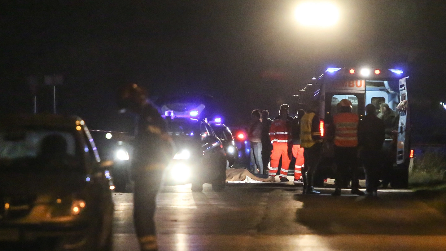 I soccorritori in via Campiglione (foto Crocchioni)