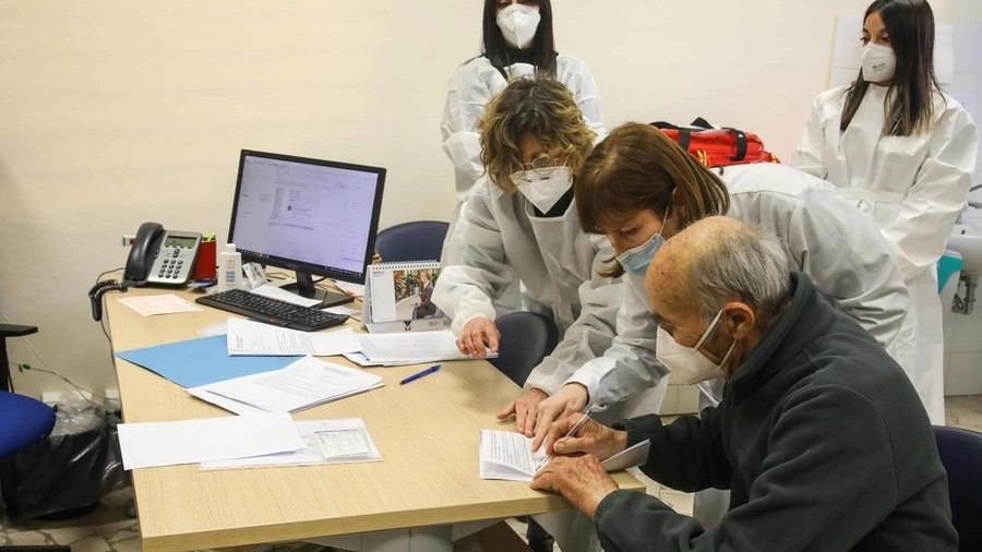 La registrazione di un paziente over 80 (Fotocronache Germogli)