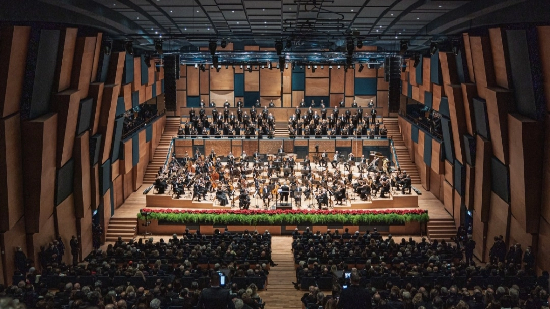 Il 3 dicembre, il maestro Daniele Gatti, il coro e l’orchestra del Maggio rinunciano ai loro compensi