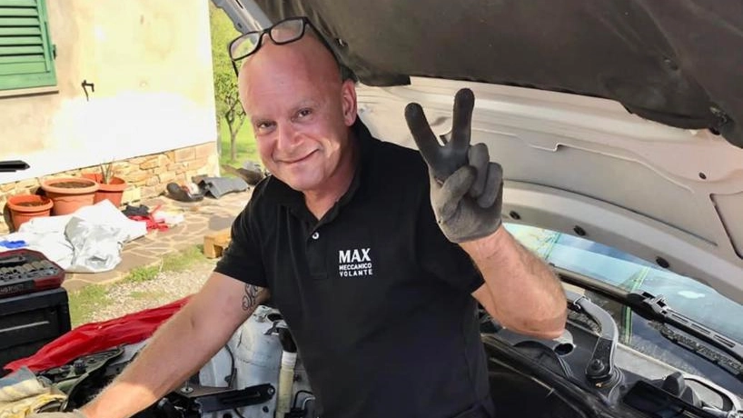 Massimiliano Matteoni,  54 anni, aveva deciso di trasformarsi in meccanico a domicilio