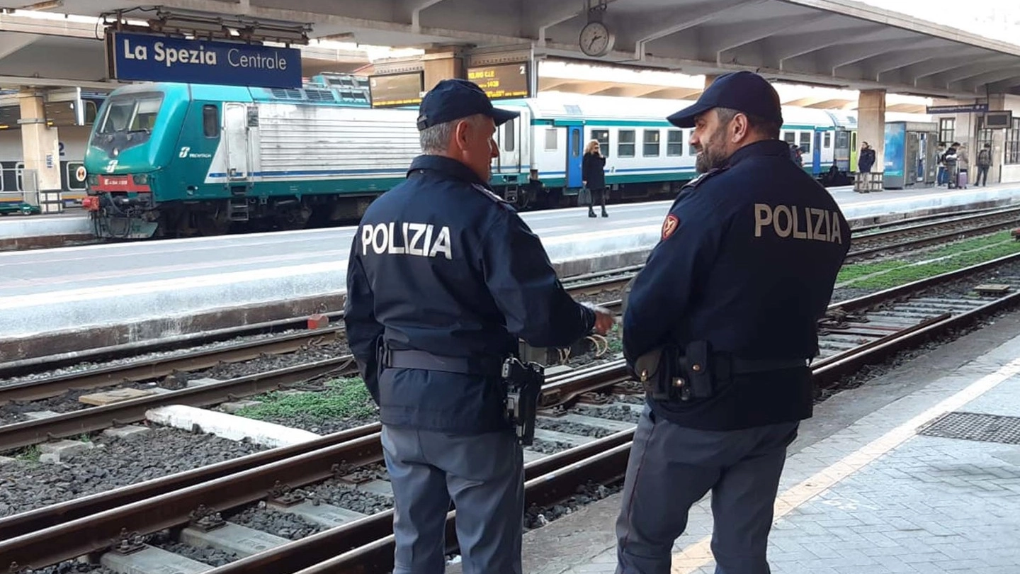 La polizia ferroviaria sta effettuando controlli anti-covid alla stazione e sui treni