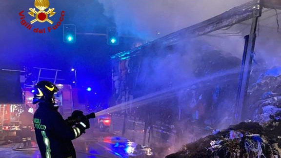 Incendio ad Arezzo, il camion distrutto dalle fiamme (Foto vigili del fuoco)