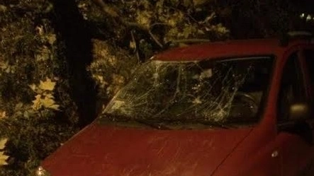 L’auto incidentata che lo stesso Simone Traina ha postato su Facebook dopo il grande spavento
