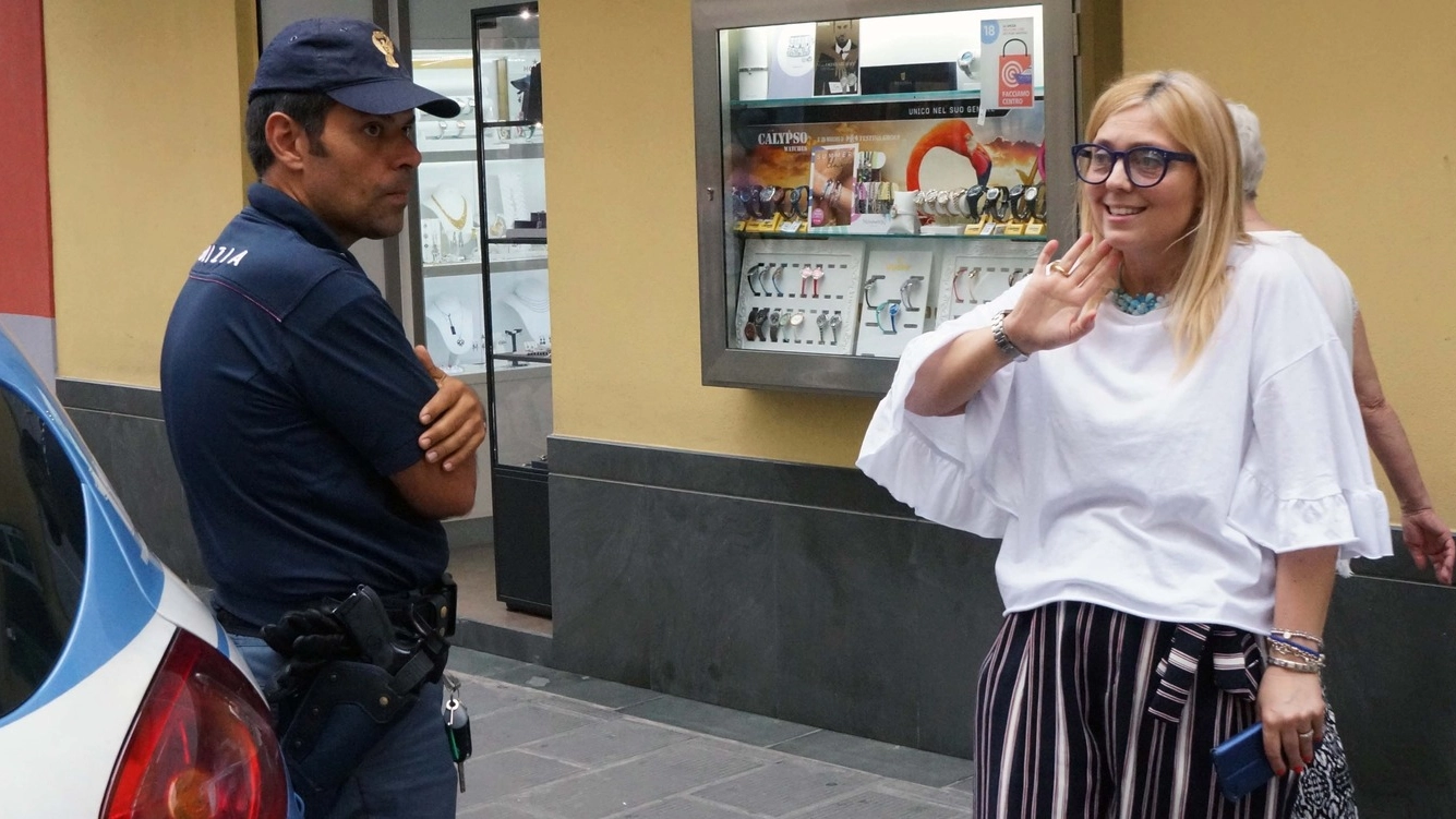 Marina Geirola con un agente fuori dalla sua gioielleria in giugno, dopo il furto di orologi