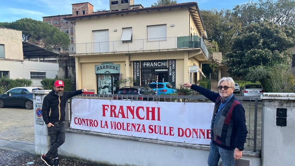 Scelta presa Franchi, con i due titolari che hanno dipinto l’esterno del salone "Deve essere sempre il 25 novembre, sempre attenzione a queste tematiche".