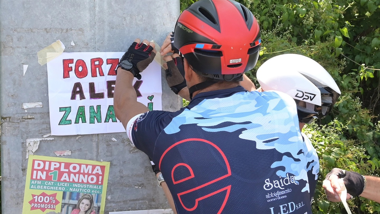 Il cartello dei ciclisti per Alex Zanardi 