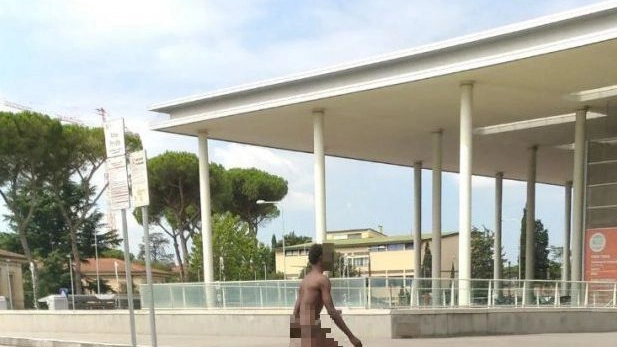 L'uomo fotografato mentre gira nudo per Careggi