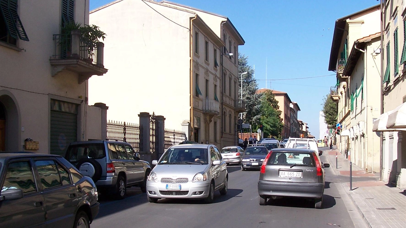 Slalom tra le buche di via Lavagnini "Il traffico fa tremare le finestre" Slalom tra le buche di via Lavagnini "Il traffico fa tremare le finestre"