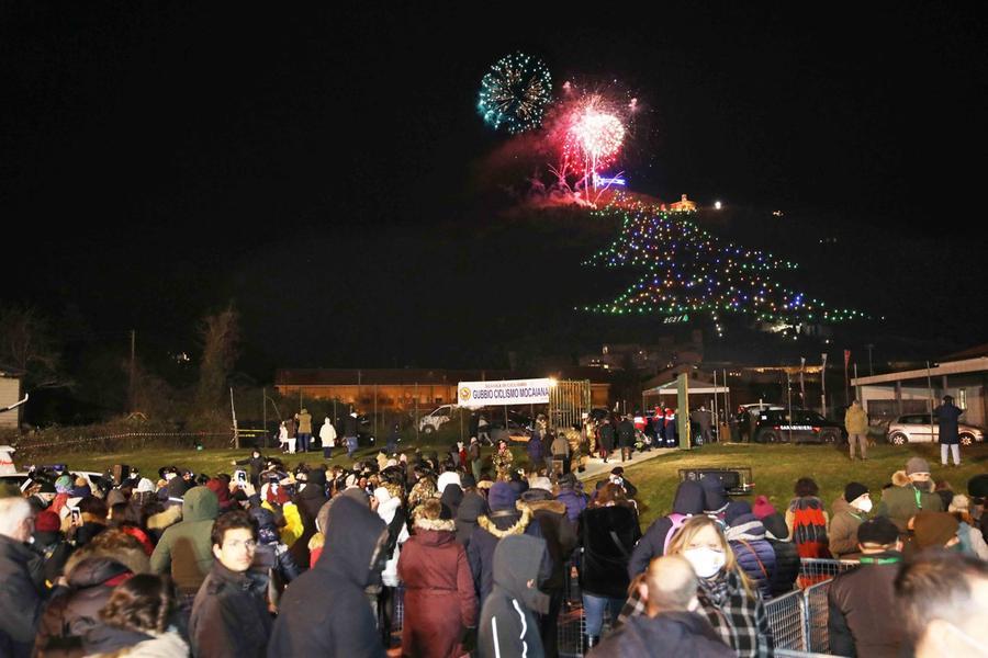 Gubbio, acceso l'albero di Natale più grande del mondo