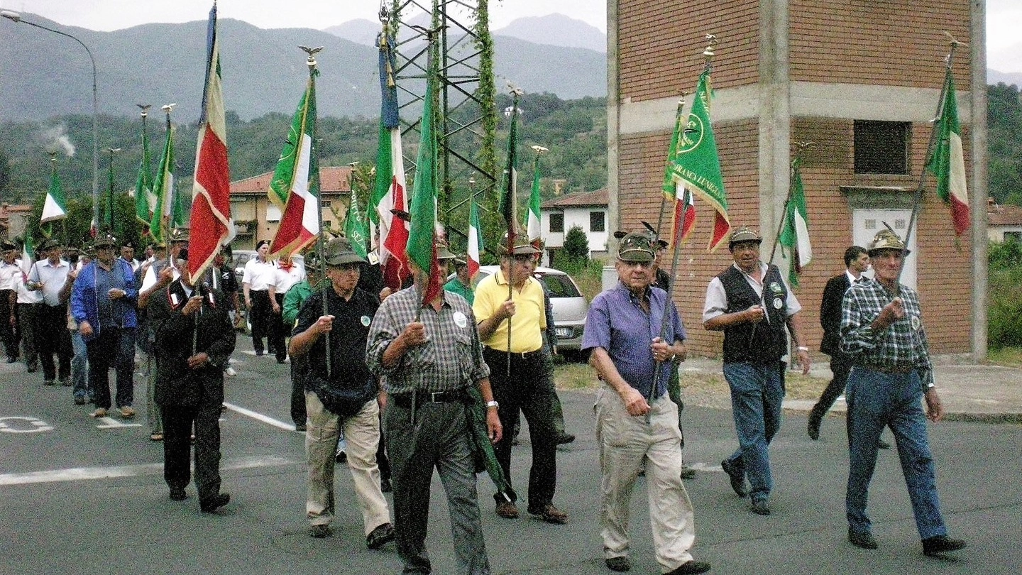  Alpini lunigianesi sfilano durante l’ultimo raduno (foto di repertorio)