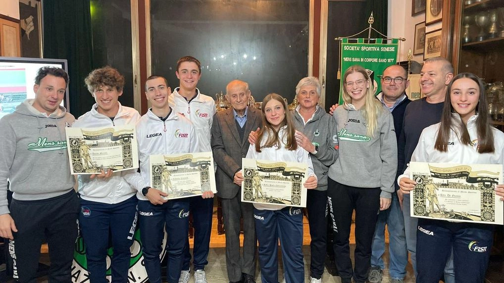 Pattinaggio-corsa da mondiale. Le pergamene a cinque atleti senesi Pattinaggio-corsa da mondiale. Le pergamene a cinque atleti senesi