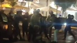 Rissa tra ragazzini. Gestore pub li separa: "Invece di aiutarmi c’è chi faceva filmati" Rissa tra ragazzini. Gestore pub li separa: "Invece di aiutarmi c’è chi faceva filmati"