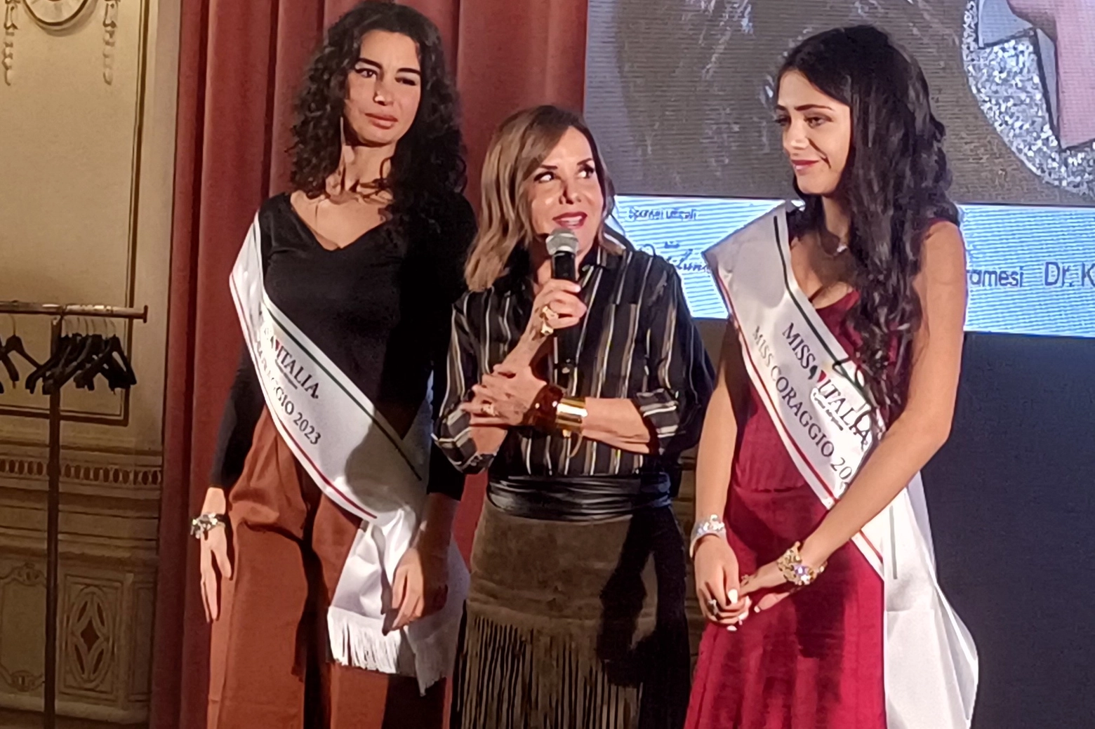 Le due Miss coraggio, la grossetana Ilenia Garofalo la umbra Jennifer Cavalletti con Patrizia Mirigliani