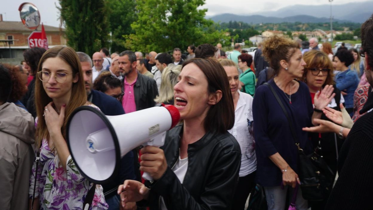 Scatta l’occupazione no stop La rabbia dei lavoratori "Non ci arrenderemo mai" Scatta l’occupazione no stop La rabbia dei lavoratori "Non ci arrenderemo mai"