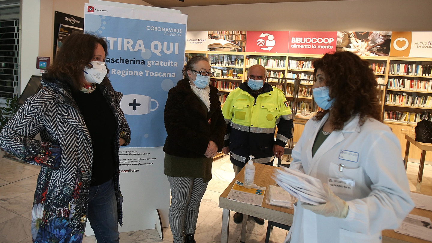Consegna delle mascherine a Siena (foto Di Pietro)