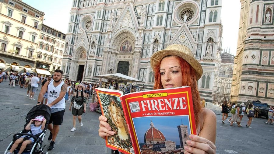 Una turista in piazza Duomo a Firenze 
