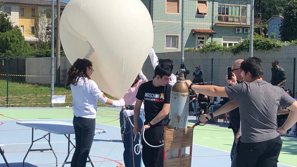 Scuola nello spazio  Liceali lanciano sonda  che fotografa il pianeta  "Focus sulle sue fragilità"