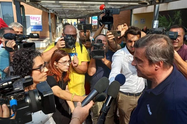 Il confronto tra Calenda e una attivista a Piombino