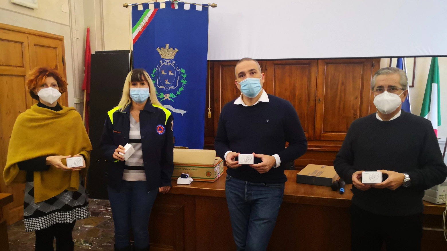 Il sindaco di Calci Massimiliano Ghimenti mostra i saturimetri acquistati Il sindaco di Calci Massimiliano Ghimenti mostra i saturimetri acquistati
