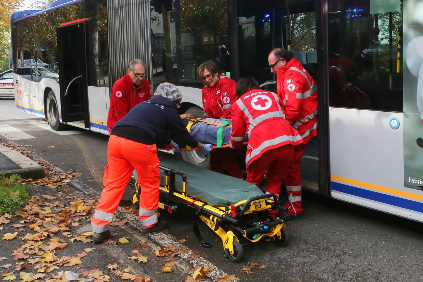 Tamponamento tra bus e auto, 13 feriti / FOTO
