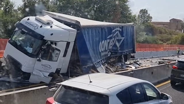 L'incidente in autostrada A1 tra Valdarno e Arezzo (Foto Facebook "I Figli dell'Asfalto - Il gasolio nelle vene")