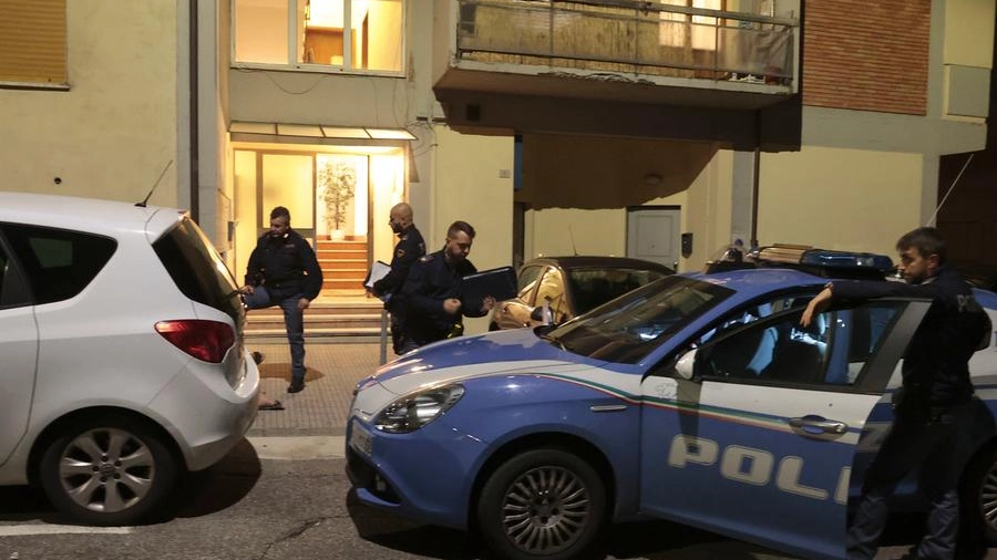 La polizia davanti al palazzo (foto Di Pietro)
