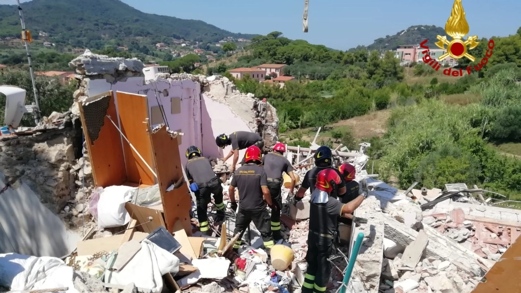 Lo scenario disastroso trovato dai soccorritori a Portoferraio (foto Vigili del fuoco)