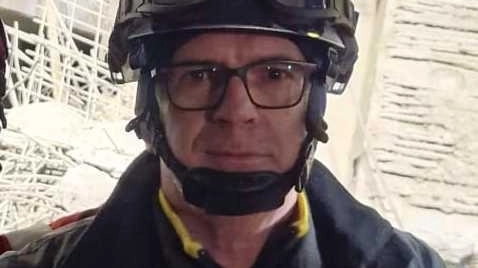 Marco Covani, team-leader della squadra Usar dei vigili del fuoco a Firenze, guida le operazioni di ricerca di una persona dispersa in un cantiere. Lavoro delicato e rischioso per aprire varchi nei muri senza causare crolli.