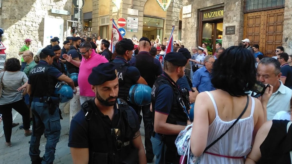Il filtraggio della polizia per accedere a Piazza del Campo