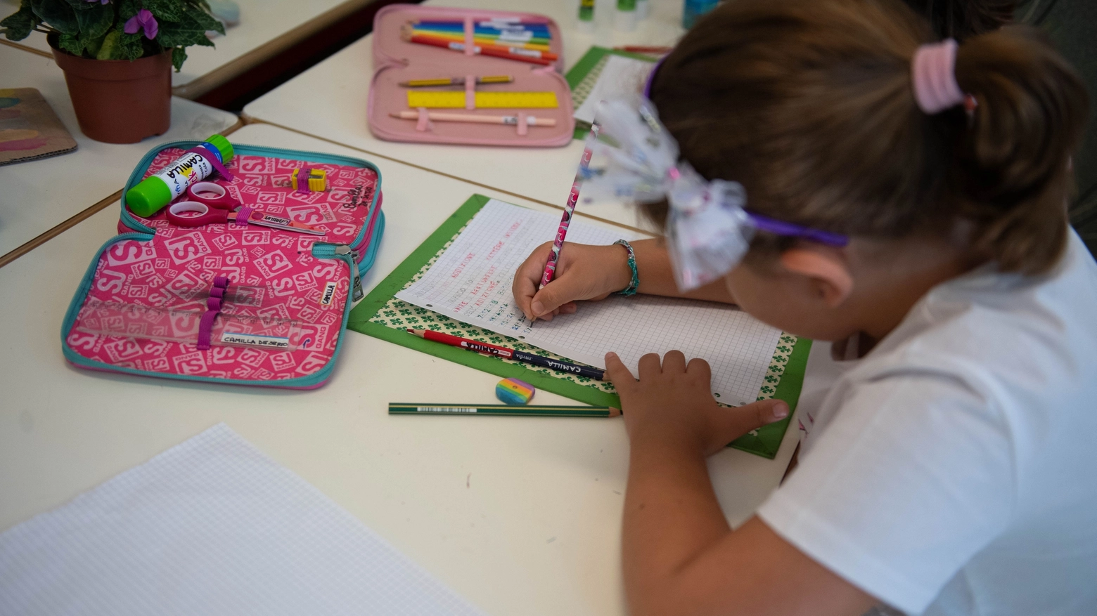 Una bimba a scuola alle elementari, foto generica Una bimba a scuola alle elementari, foto generica