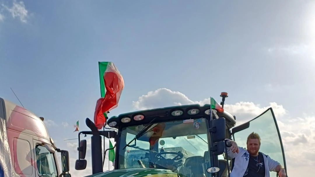 Dalla Valdelsa a Roma. Giovane agricoltore in marcia sul trattore: "Lotto per un sogno"
