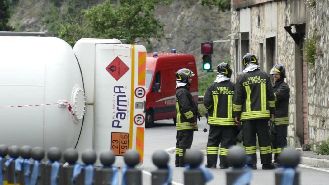 Ieri mattina, un incidente stradale ha coinvolto una cisterna contenente una sostanza chimica pericolosa. I vigili del fuoco hanno travasato la sostanza in un'altra cisterna, mentre il conducente è rimasto ferito. Carabinieri, Arpat e Anas hanno partecipato ai rilievi.