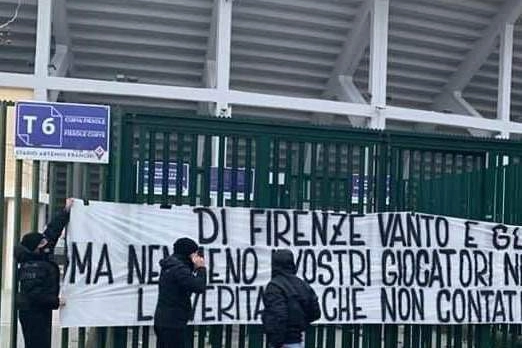 Lo striscione dei bianconeri esposto domenica mattina ai cancelli della curva Fiesole