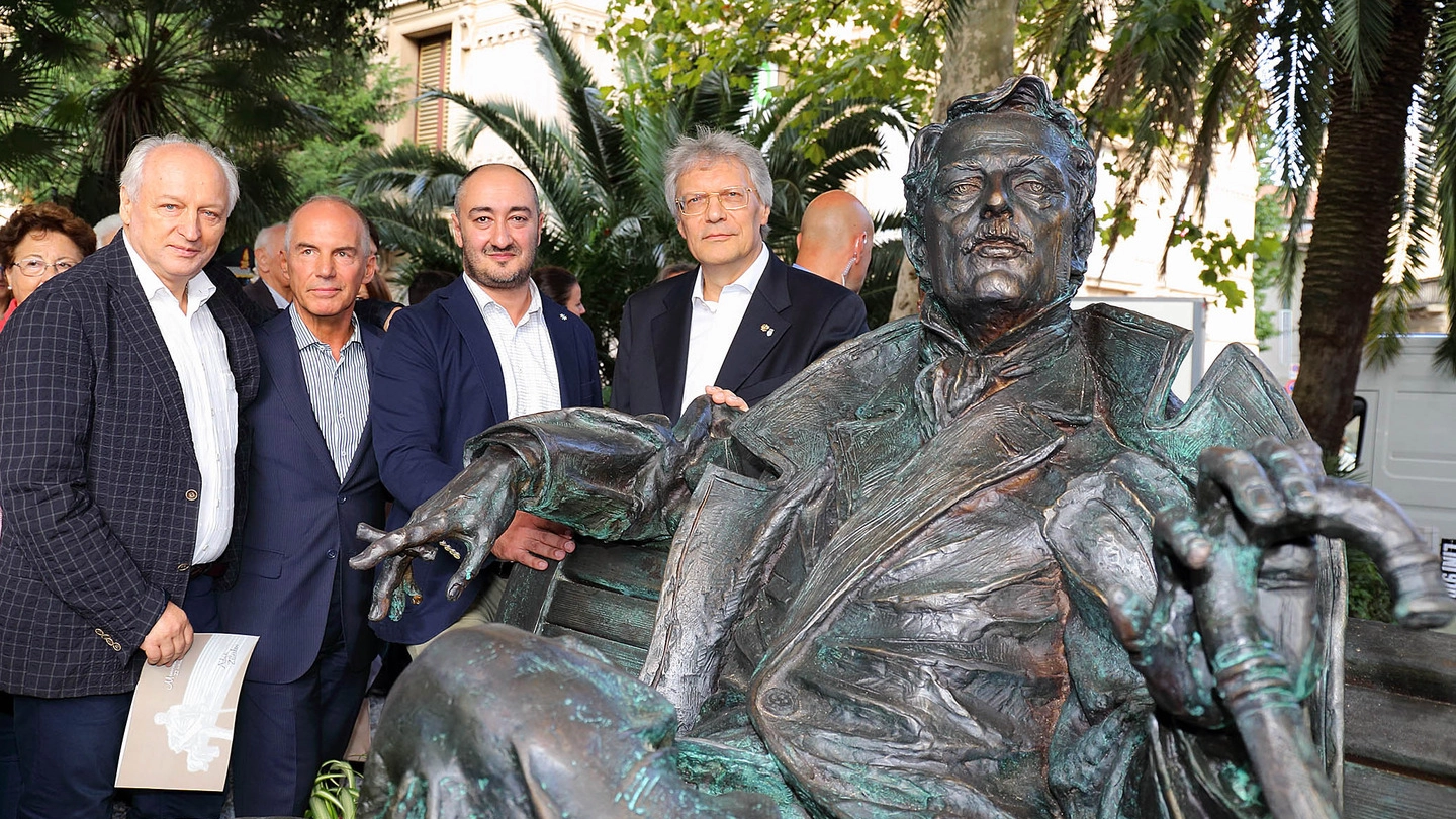 La grande statuta di Puccini: per realizzarla sono stati necessari due tonnellate di bronzo (Foto Goiorani)