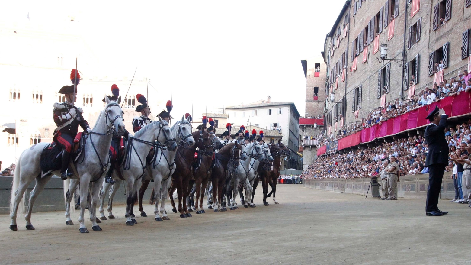 Il Drappello dei carabinieri a cavallo saluta autorità e palco dei capitani