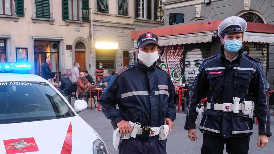 Due agenti della polizia municipale presidiano piazza Sant’Ambrogio