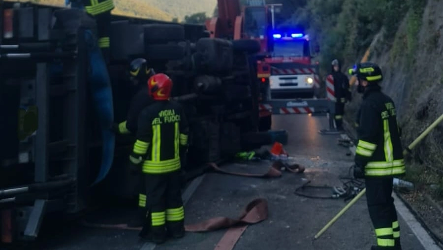 Il mezzo pesante ribaltato sulla 325 (foto Vigili del Fuoco) Il mezzo pesante ribaltato sulla 325 (foto Vigili del Fuoco)