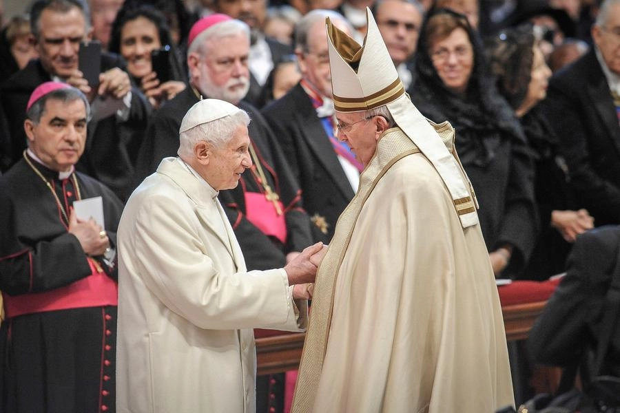 Joseph Ratzinger e Papa Francesco (Ansa)
