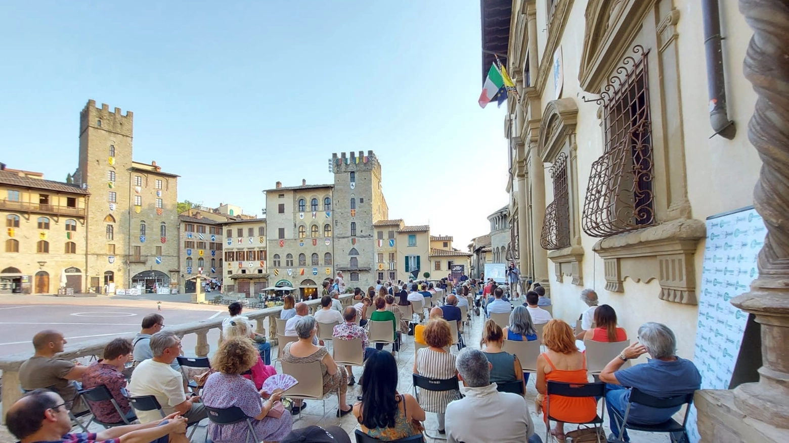 Maurizio De Giovanni incanta piazza Grande
