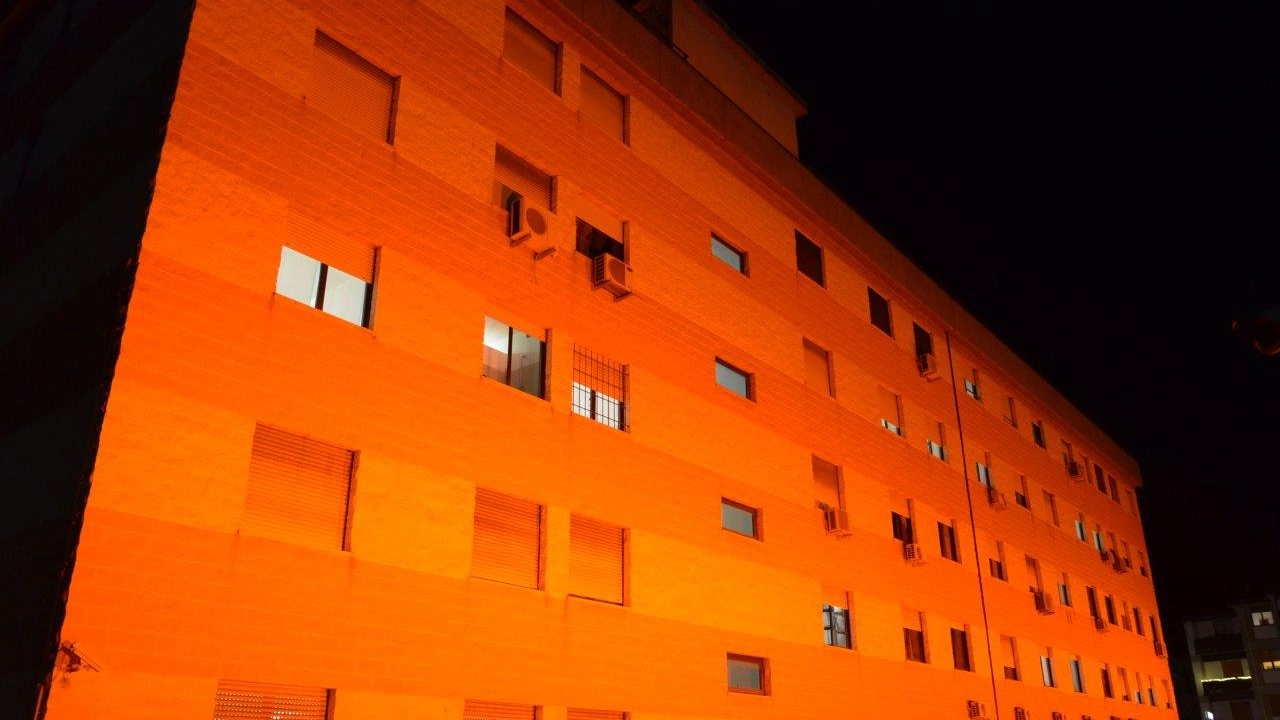 La caserma dei carabinieri illuminata d'arancione