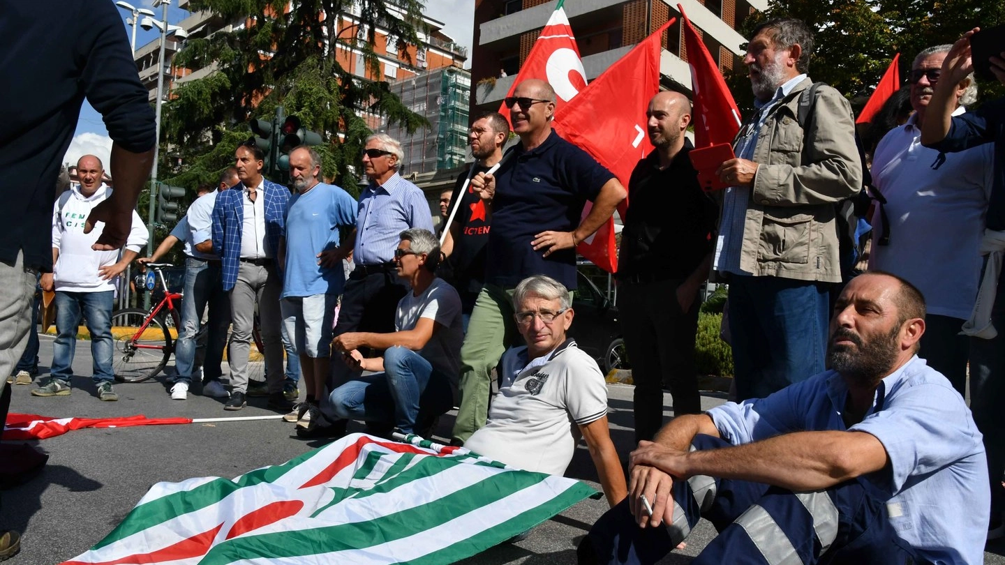 Dipendenti Sanac durante l’ultimo sit-in in città prima di andare a Palazzo Ducale