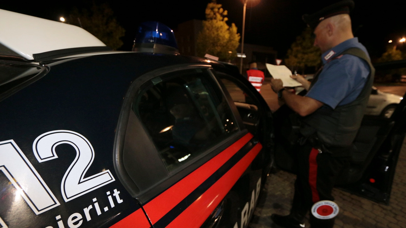 INDAGINI Sul luogo della lite è intervenuta una pattuglia dei carabinieri (foto d’archivo)