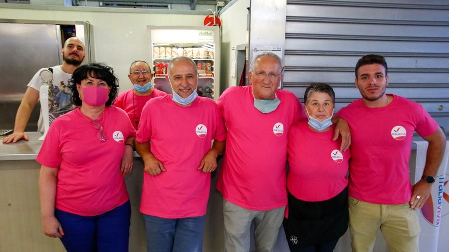 Alcuni volontari della festa di Italia Viva (foto Germogli)