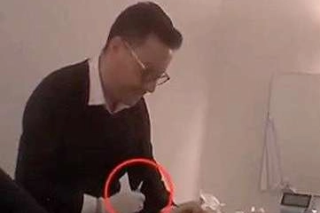 Il falso chirurgo in un fotogramma del filmato trasmesso in tv da 'Striscia la notizia'