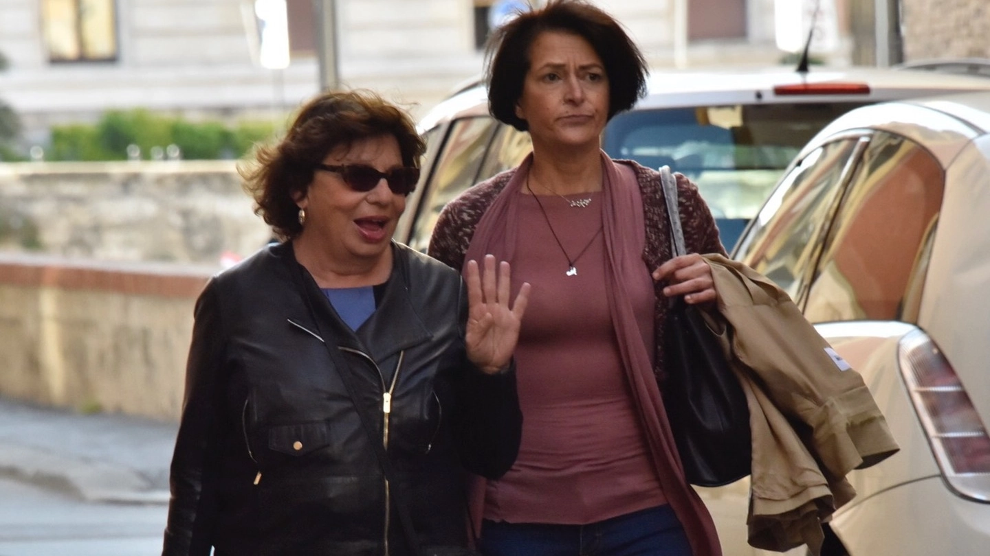 Fausta Bonino, a destra, arriva in tribunale (foto Novi)
