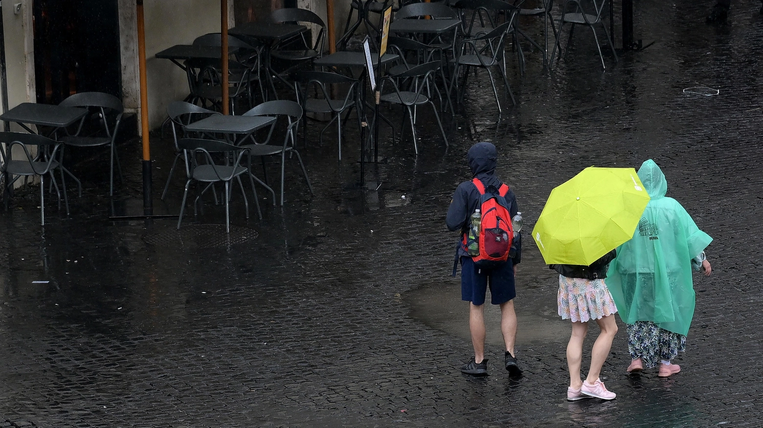 Turisti sotto la pioggia (foto repertorio Ansa)