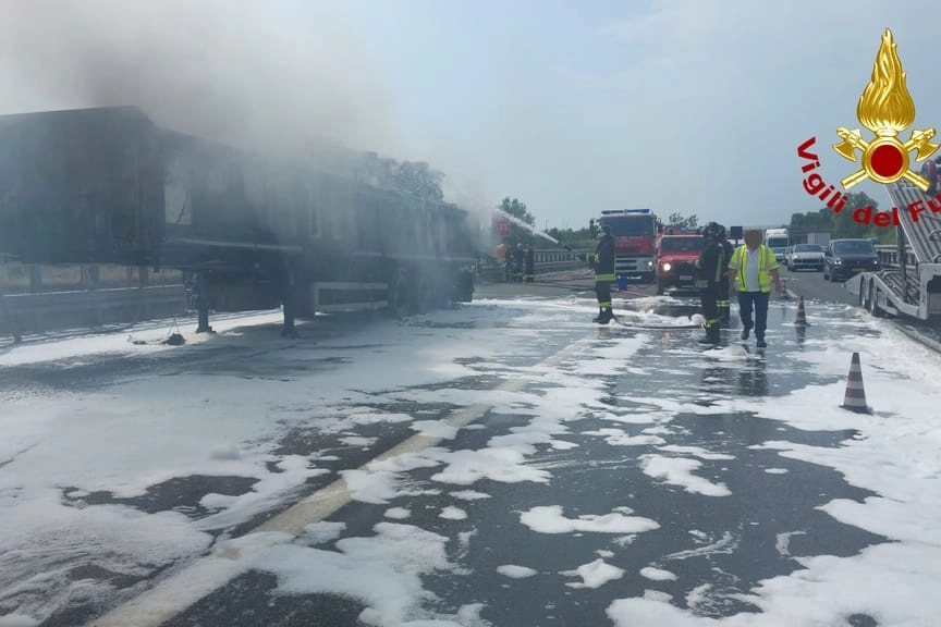 L'intervento dei vigili del fuoco per spegnere l'incendio del tir in autostrada A12