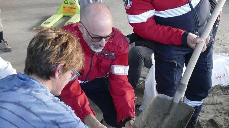 E’ psicosi da allerta. E scatta l’assalto ai sacchi di sabbia. Altre famiglie evacuate E’ psicosi da allerta. E scatta l’assalto ai sacchi di sabbia. Altre famiglie evacuate